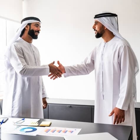 Árabes fechando um negócio