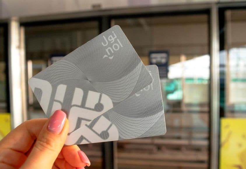 Cartão de metrô de Dubai, cartões Nol na mão de uma mulher.
