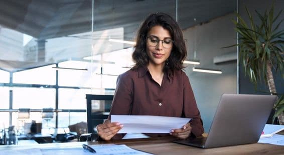 Executiva trabalhando em um escritório