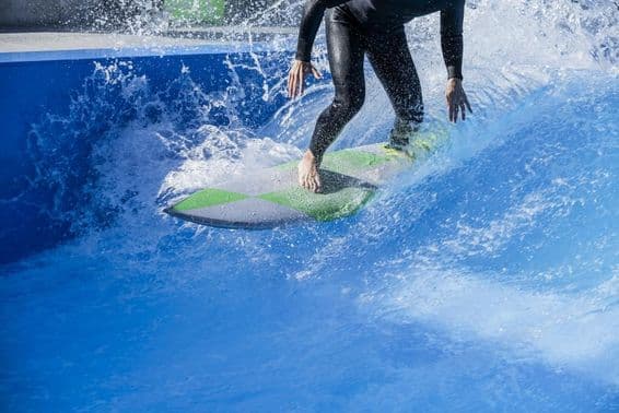 Pessoa surfando em uma piscina de ondas