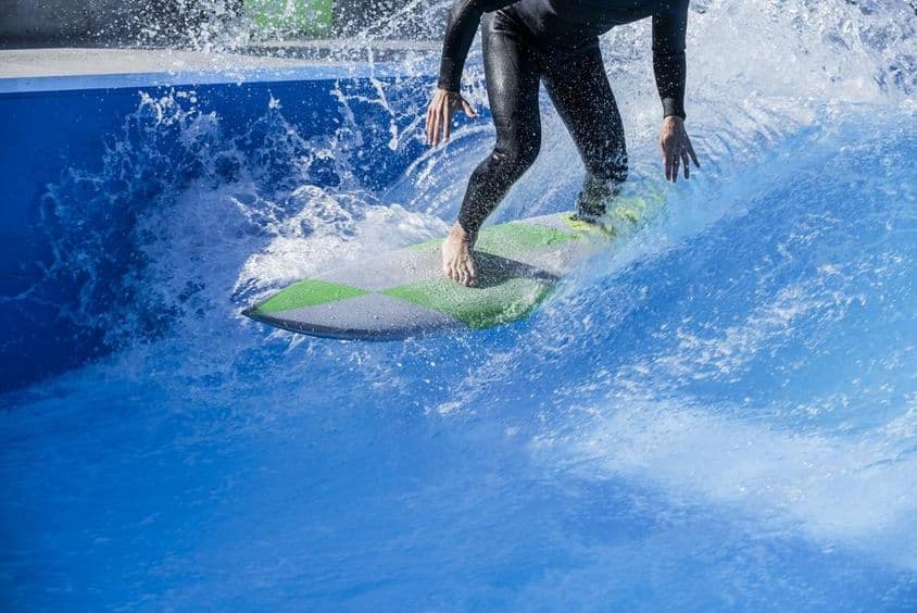 Pessoa surfando em uma piscina de ondas