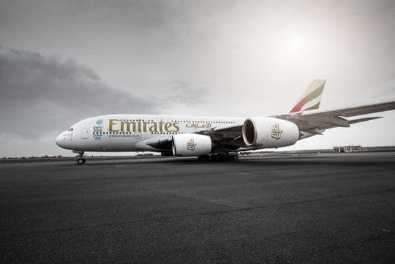 Avião da Emirates parado na pista.