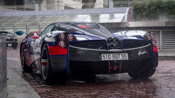 Carro Pagani na estrada, pronto para partir.