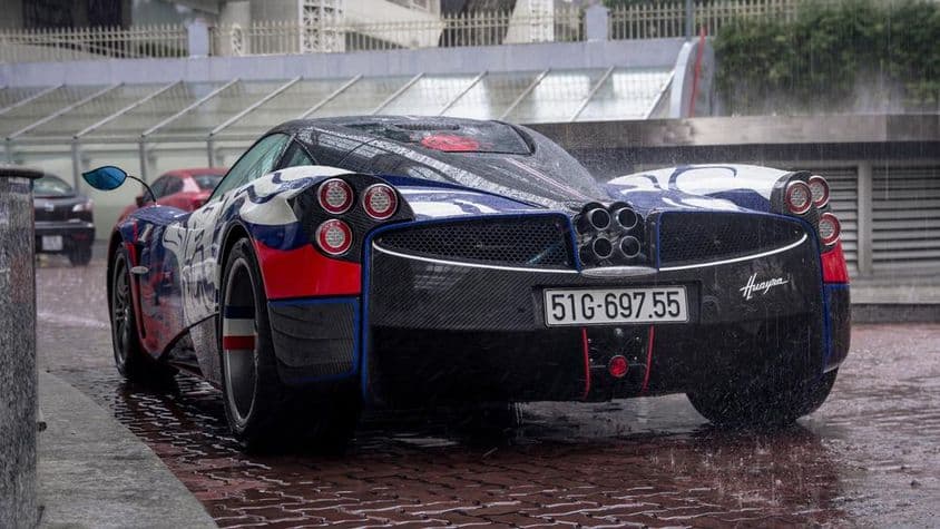 Carro Pagani na estrada, pronto para partir.