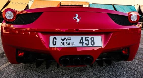 Ferrari com placa de três dígitos.