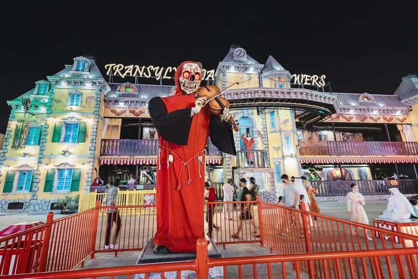 Uma casa assombrada 'Casa do Medo' no estilo do Castelo do Drácula na Transilvânia no parque de diversões Global Village de Dubai.