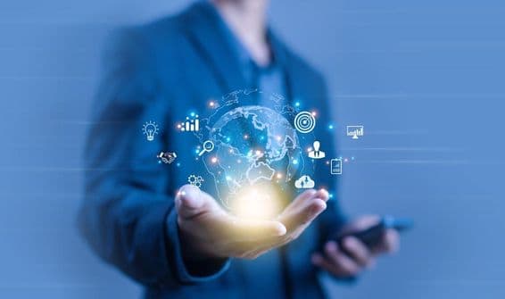 Uma pessoa segurando uma projeção digital em forma de globo.