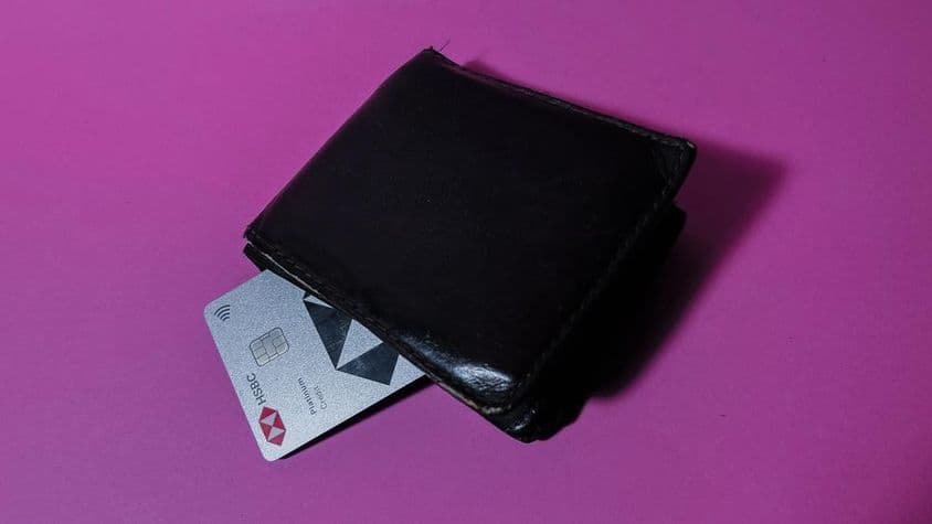 Cartão de crédito HSBC em uma carteira preta desgastada.