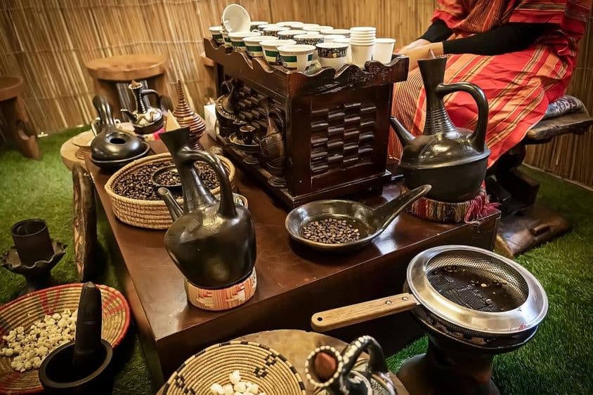 Café árabe, bule de café e caneca de café sobre uma mesa, estilo árabe de café.