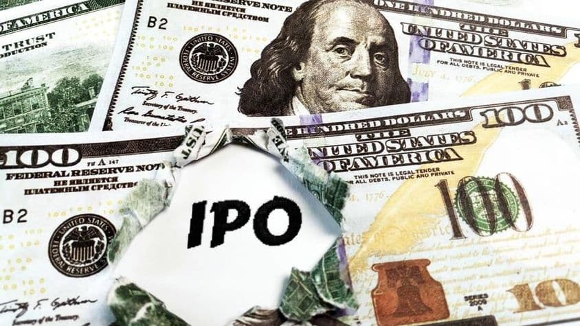 Um pedaço de papel com 'IPO' sobre notas de 100 dólares.