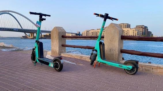 Patinete elétrico em Dubai próximo ao oceano.