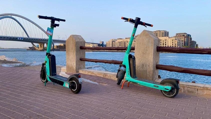 Patinete elétrico em Dubai próximo ao oceano.