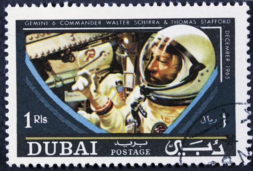 Selo de Dubai com um astronauta.