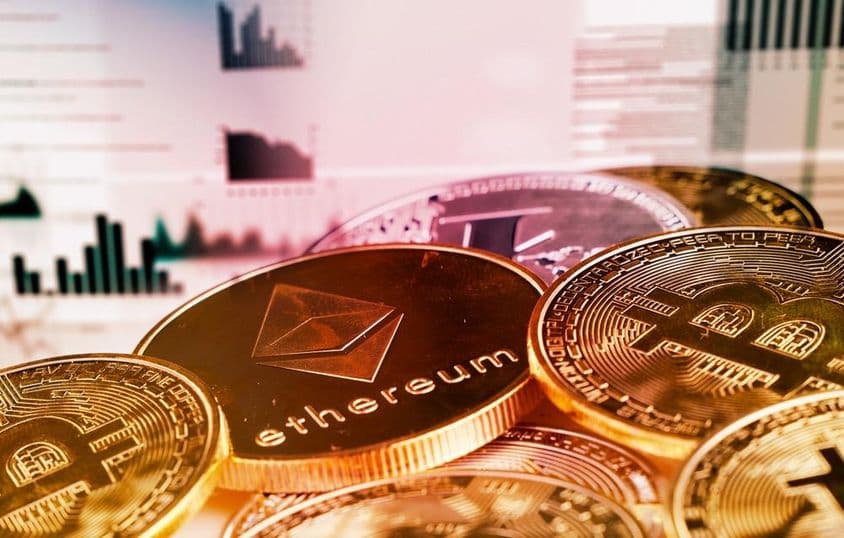 Moedas de cripto, Bitcoin e Ethereum.