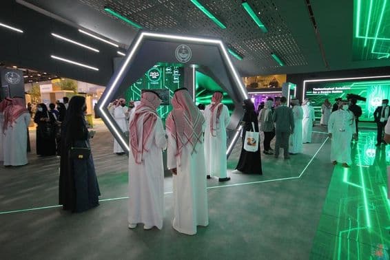Cidadãos dos Emirados Árabes visíveis na exposição Gitex.