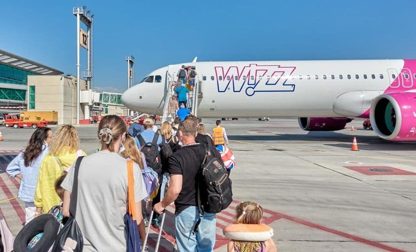 Passageiros embarcando em um avião da Wizz Air.