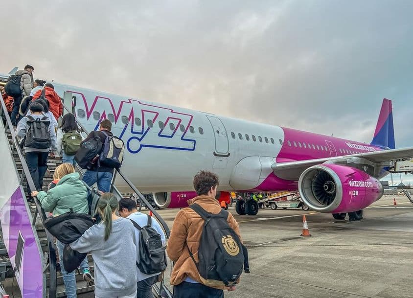Passageiros embarcando em um avião da Wizz Air.
