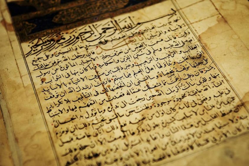 Antigo texto em árabe em um livro.