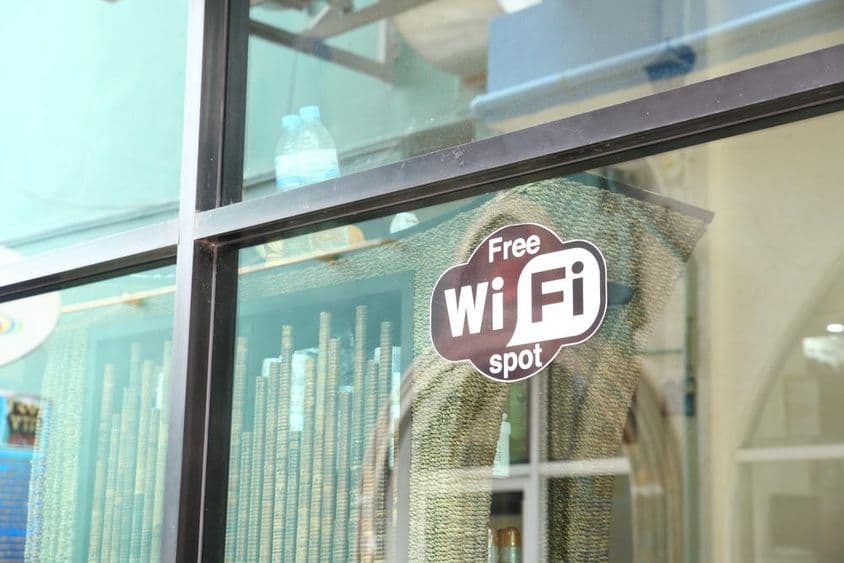 Placa na janela de um café anunciando WiFi grátis.