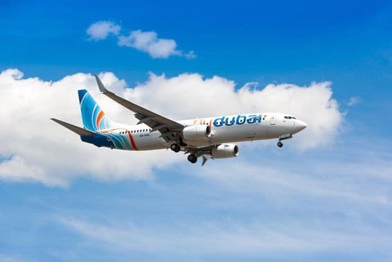 Uma aeronave da Flydubai voando no céu.