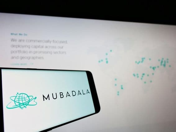 Mubadala exibido em um telefone.