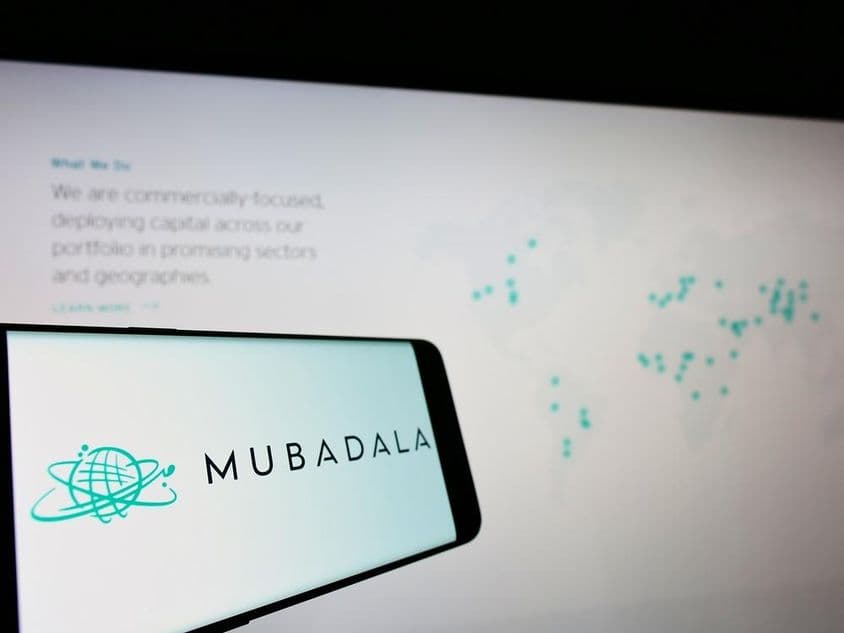 Mubadala exibido em um telefone.