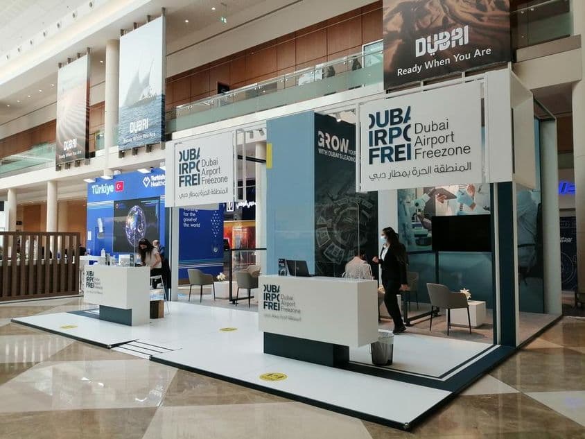 Exposição da zona franca do Aeroporto de Dubai em uma sala.