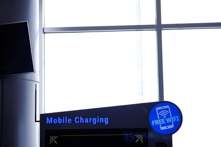 Ponto de carregamento de celular gratuito e internet grátis em Dubai.
