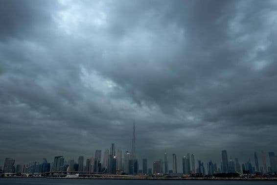 Céu nublado com um fundo de arranha-céus, Burj Khalifa no centro.