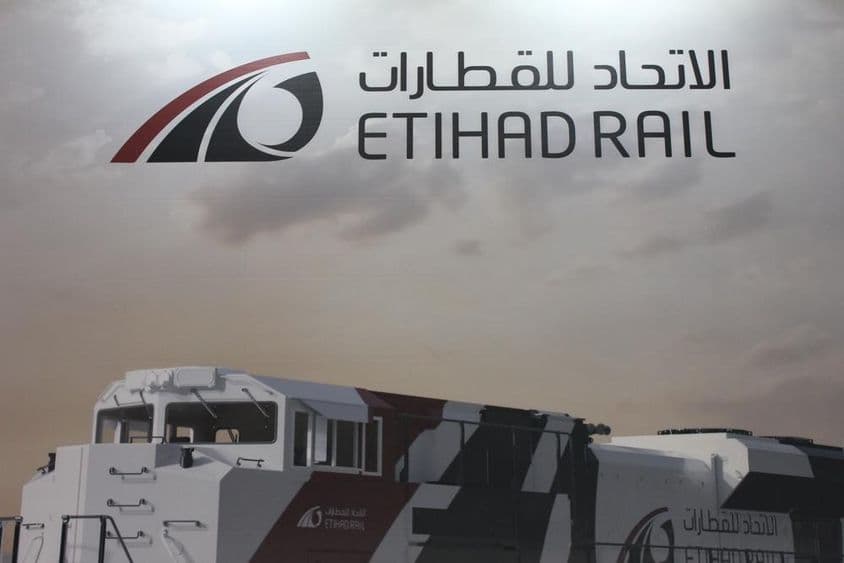 Um trem da Etihad Rail pode ser visto.