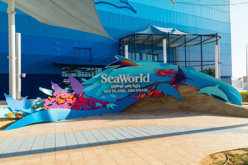 Entrada do SeaWorld Abu Dhabi, com destaque para uma grande baleia azul.