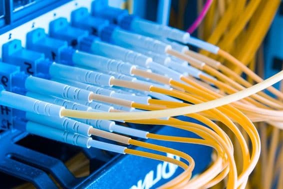 Conexões ópticas configuradas em um painel de patch.