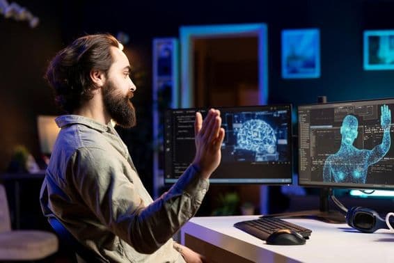 Um desenvolvedor codificando um programa de IA, saudando uma silhueta humana no monitor.