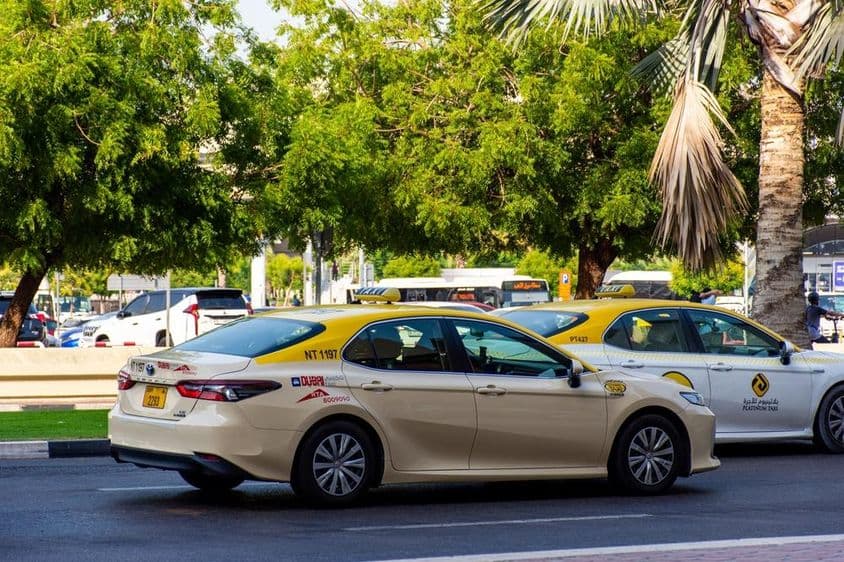 Táxi de Dubai na estrada.