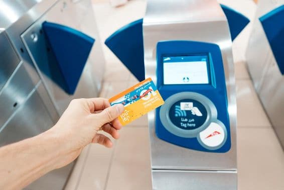 Uma pessoa segurando um cartão Nol de edição limitada de 10º aniversário em uso no metrô.