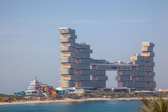 O Royal Atlantis Resort Residence no hotel The Palm com toboáguas visíveis do interior.