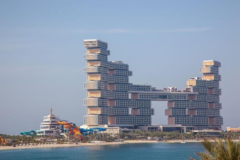 O Royal Atlantis Resort Residence no hotel The Palm com toboáguas visíveis do interior.