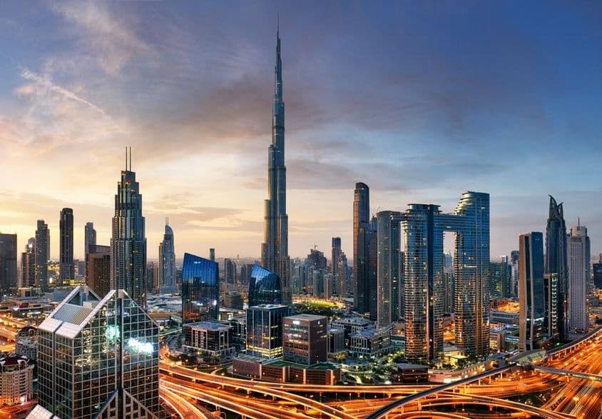 Horizonte de Dubai, Burj Khalifa ao centro.