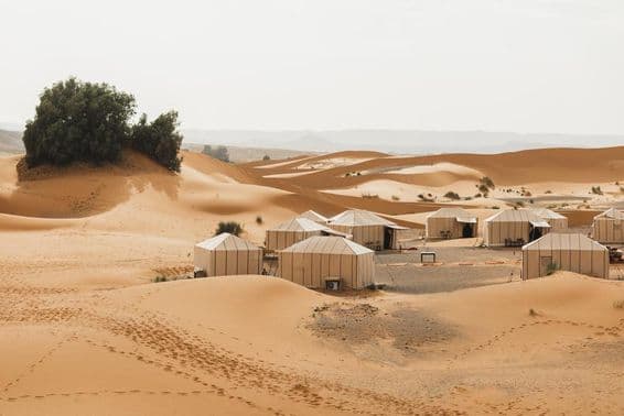 Camping de inverno em Dubai, edifícios no deserto.