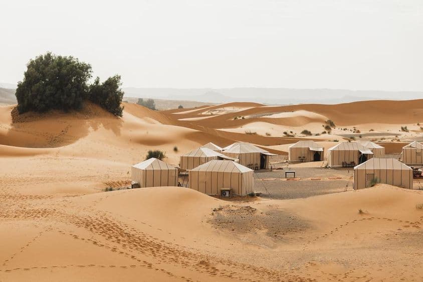 Camping de inverno em Dubai, edifícios no deserto.
