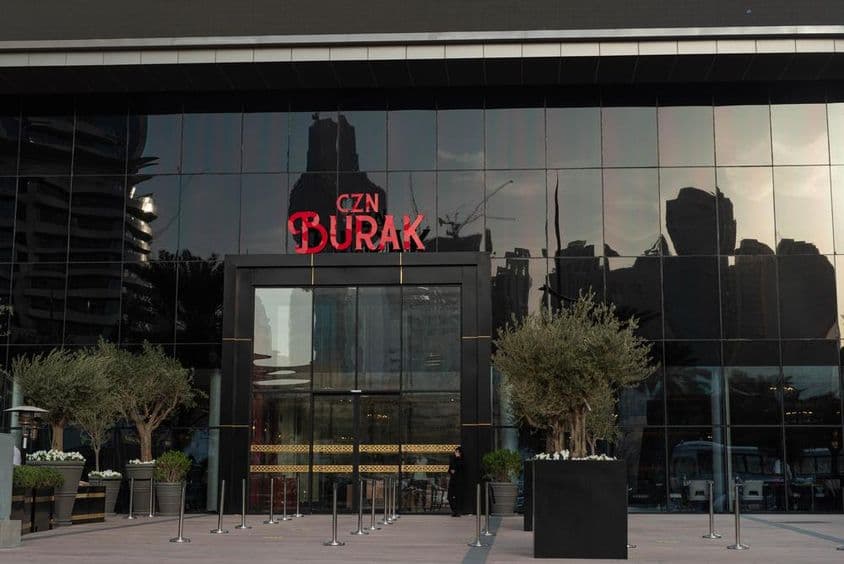 Entrada do restaurante do CZN Burak em Dubai.