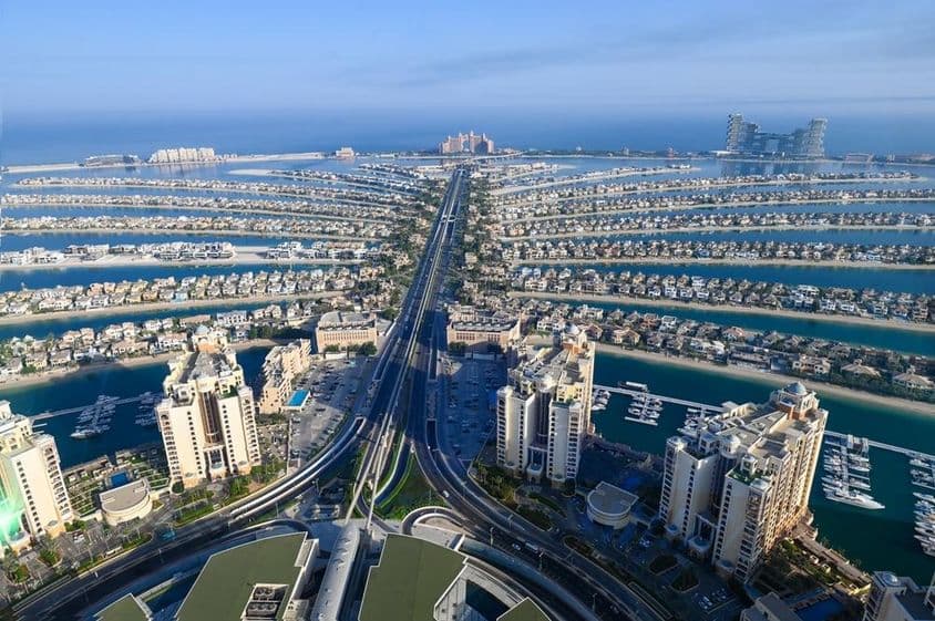Paisagem de Palm Jumeirah com casas e estradas.