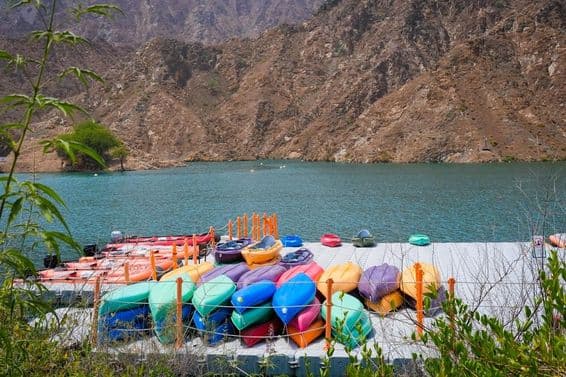 Caiaques em frente à Barragem Al Rafisah com alguns barcos infláveis.