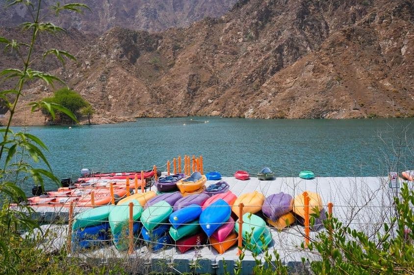 Caiaques em frente à Barragem Al Rafisah com alguns barcos infláveis.