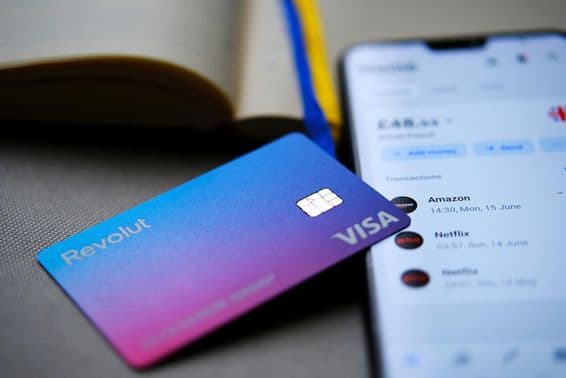 Cartão Visa da Revolut exibido em uma tela de telefone.