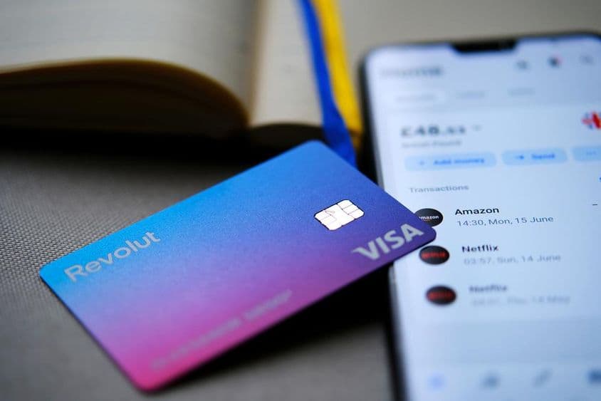 Cartão Visa da Revolut exibido em uma tela de telefone.