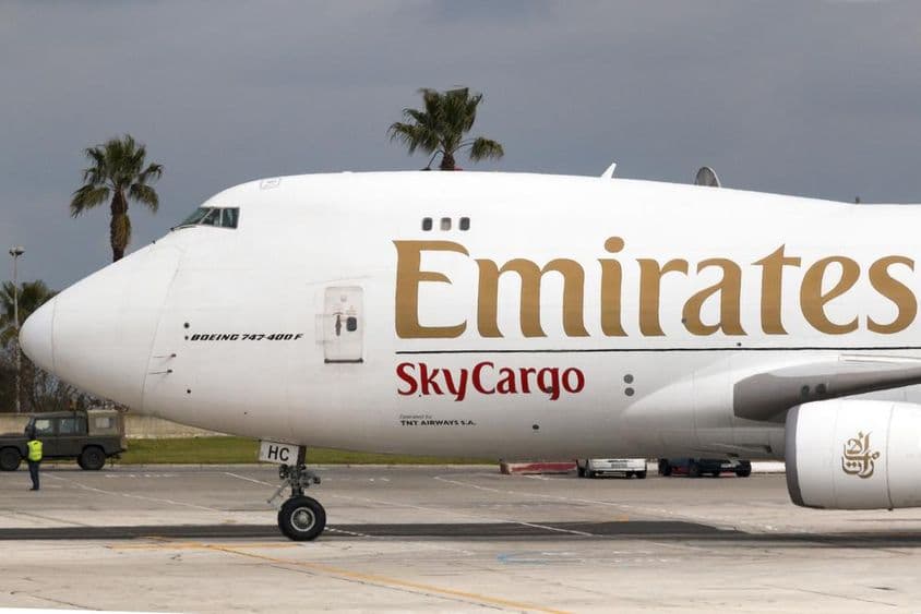 Emirates Boeing 777 com logotipo de carga aéreo visível.