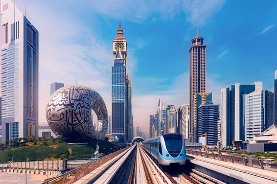 metrô de Dubai com arranha-céus ao fundo, museu do futuro à esquerda.