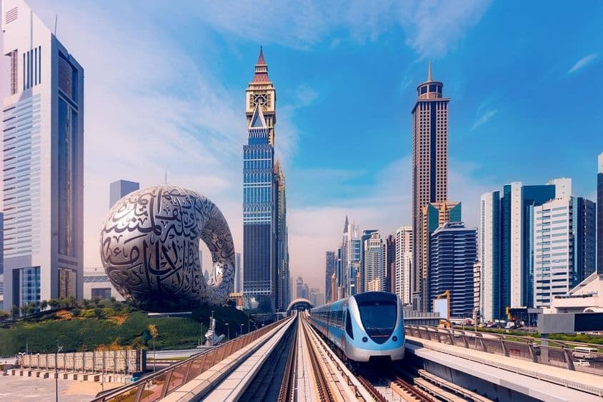 metrô de Dubai com arranha-céus ao fundo, museu do futuro à esquerda.