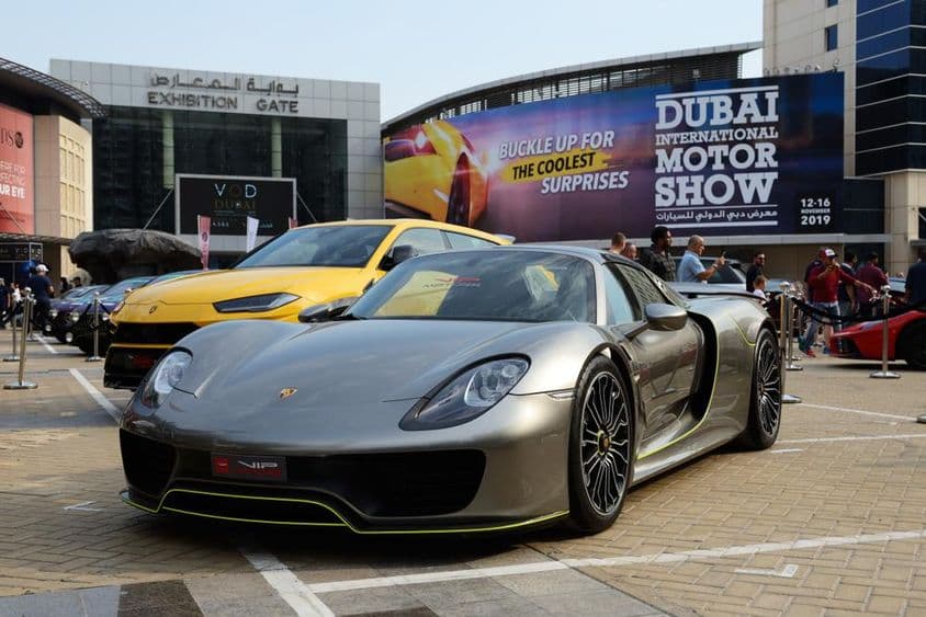 Porsche em primeiro plano ao lado de um Lambo.